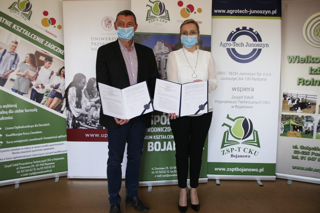 Podpisanie umowy między Agro- Tech Junoszyn a Zespołem Szkół Przyrodniczo-Technicznych w Bojanowie.